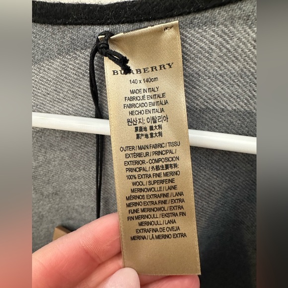 Burberry Charlotte Cape - Picture 4 of 5